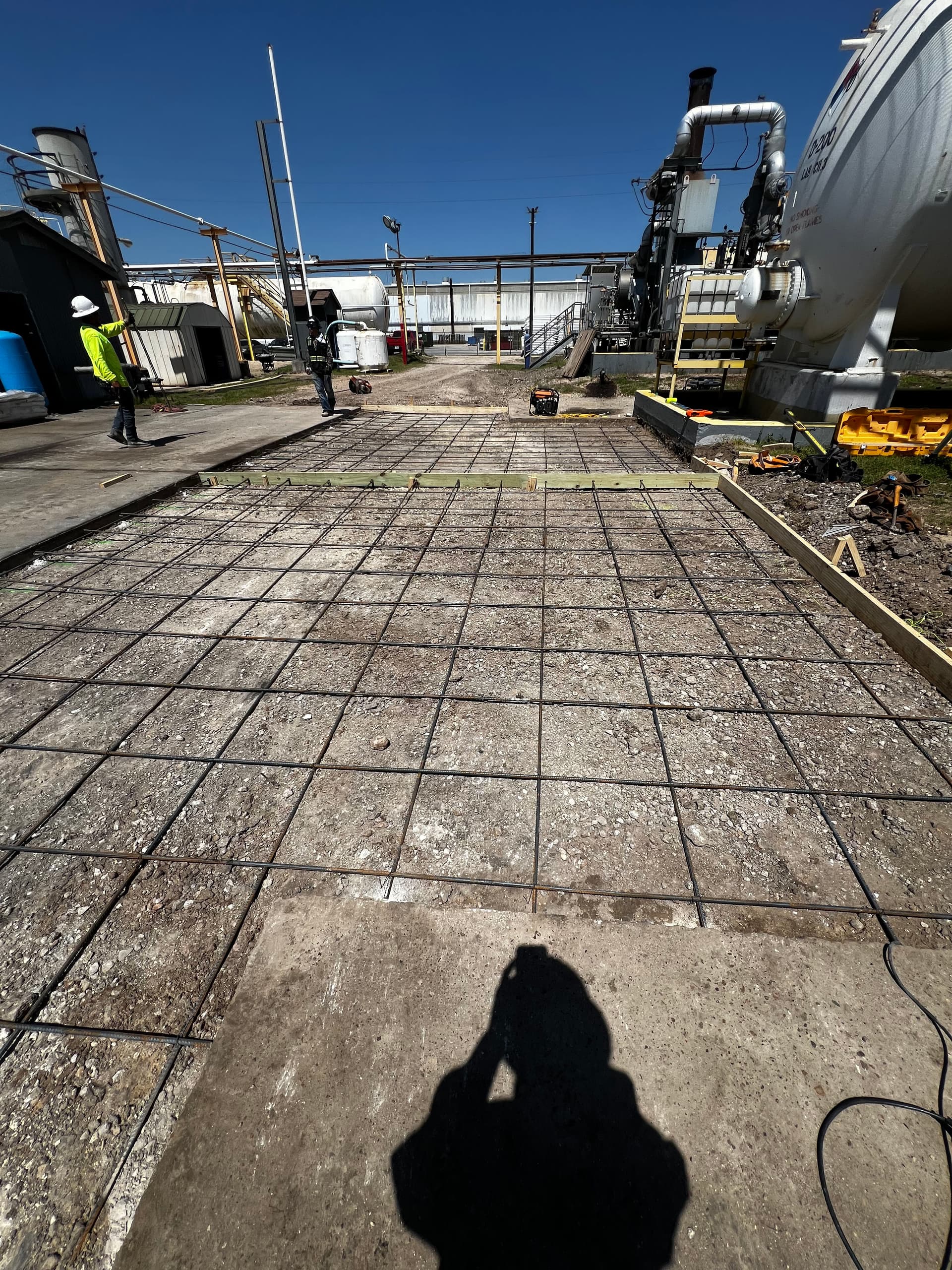 Gallery photos for Heavy-Duty Industrial Concrete Slab Poured 6 Inches Thick: Image #4