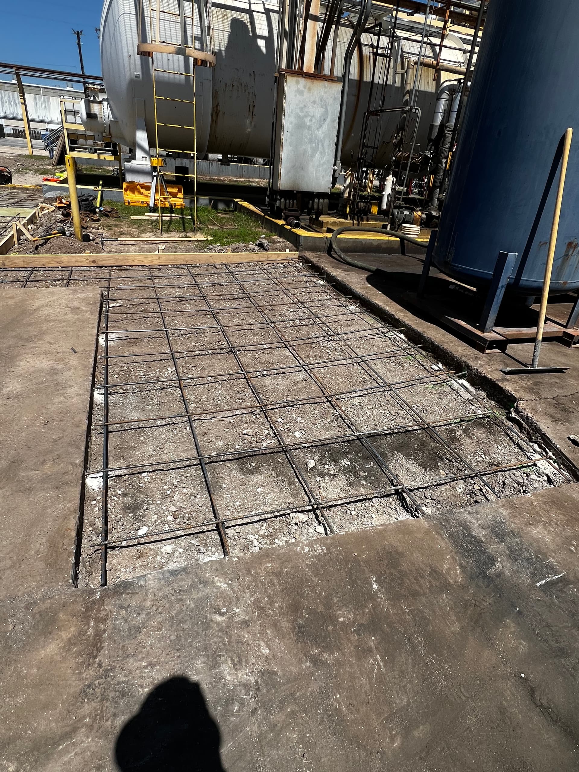 Gallery photos for Heavy-Duty Industrial Concrete Slab Poured 6 Inches Thick: Image #3