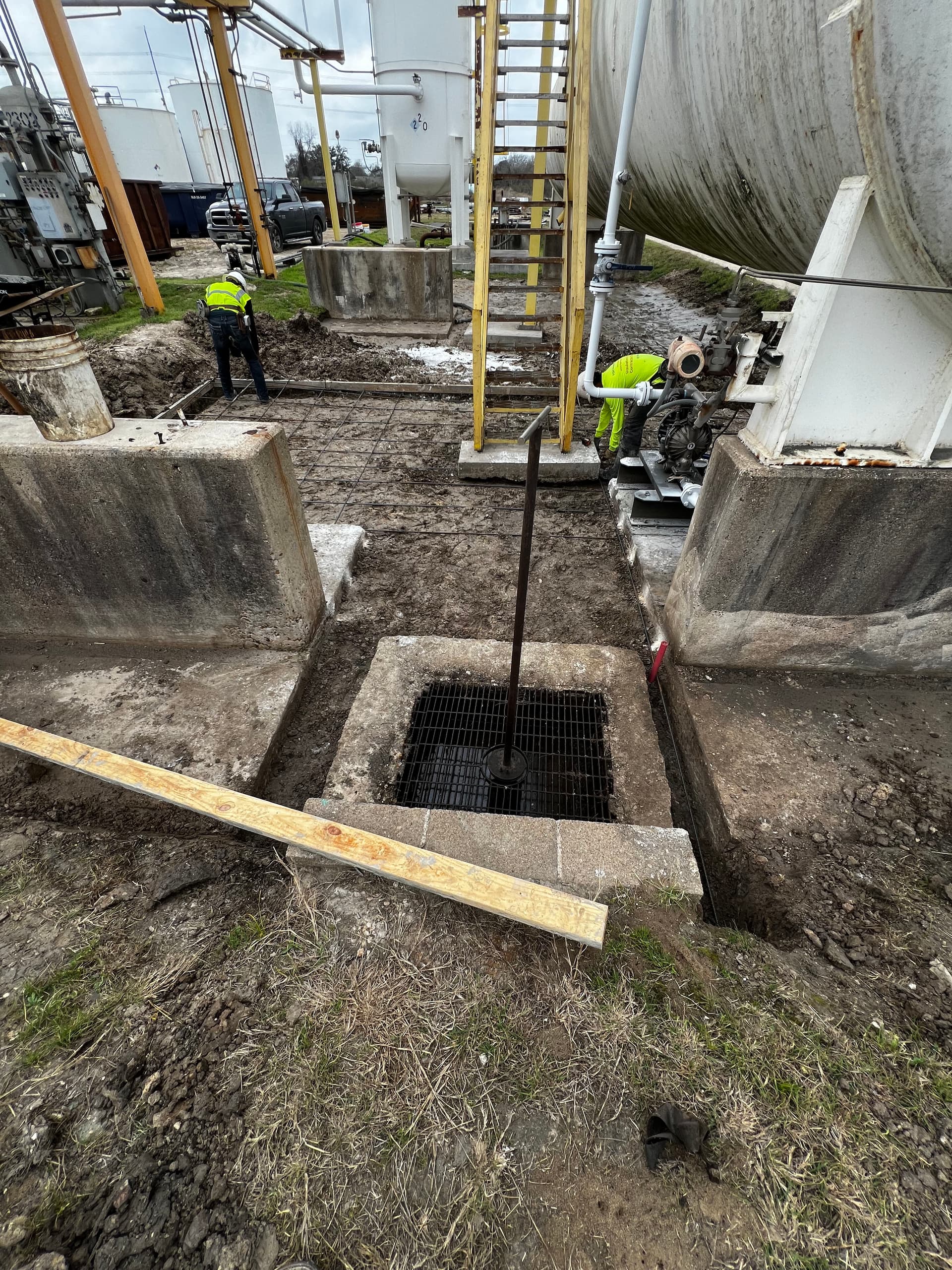 Gallery photos for Reinforced Concrete Slab Pour at an Industrial Tank Site: Image #3