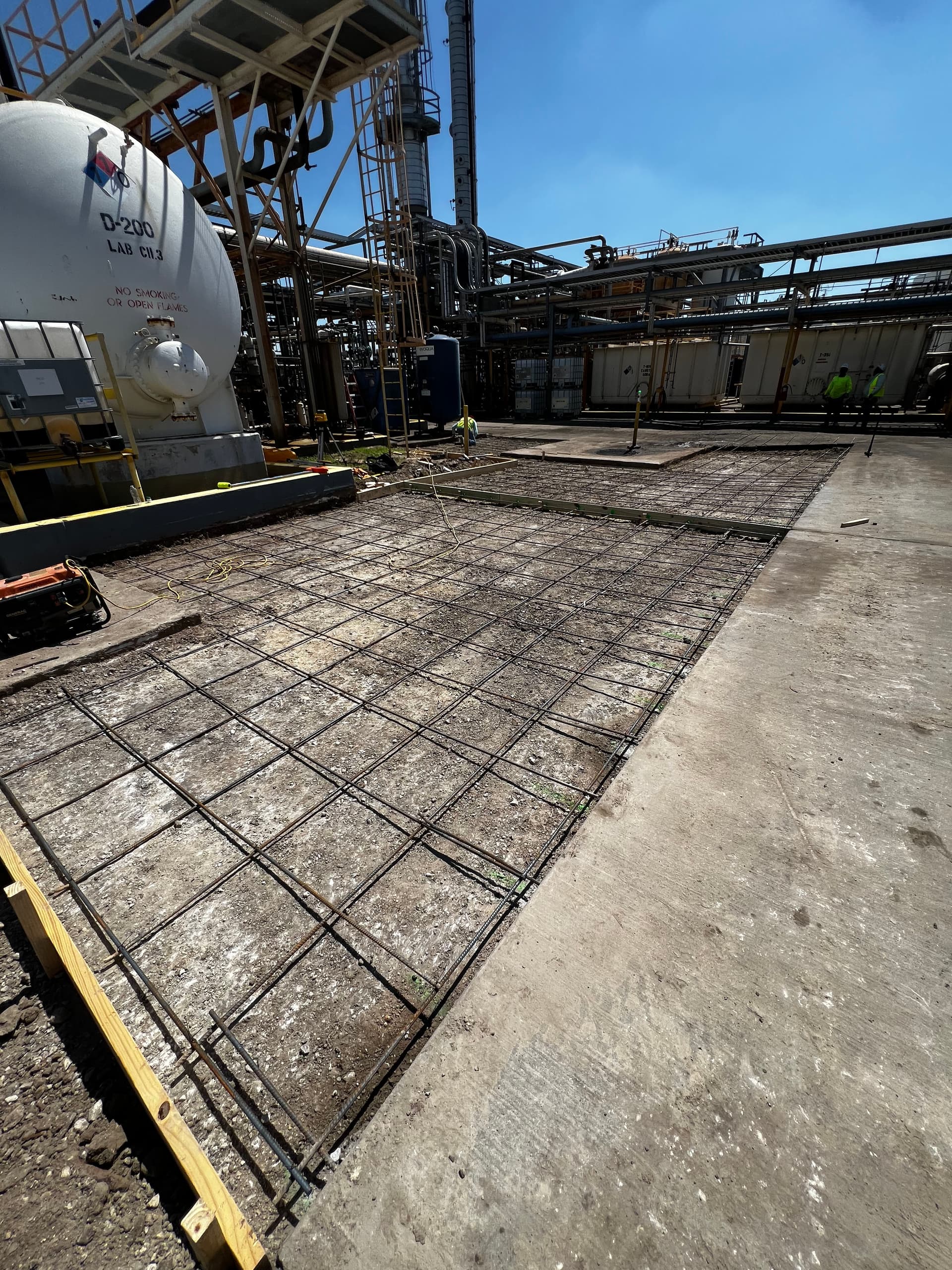 Gallery photos for Heavy-Duty Industrial Concrete Slab Poured 6 Inches Thick: Image #2